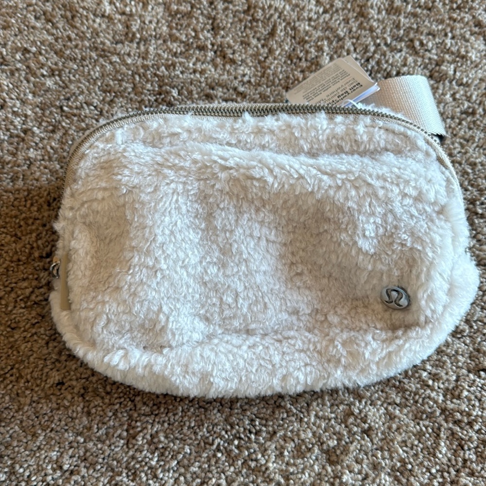 lululemon Everywhere Belt Bag *Fleece in Natural Ivory/Trench OS Brand New NWT